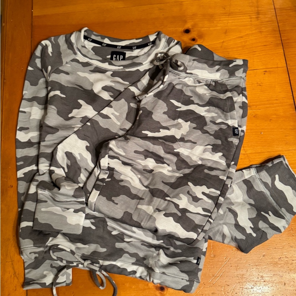 Gap women’s lounge set, gray camo, size small